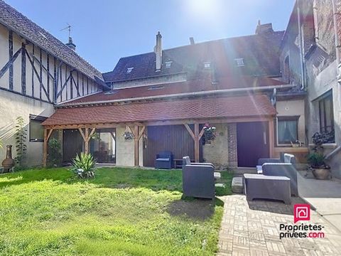 Située en plein coeur du Perche, dans le joli village de Longy-au-Perche, cette charmante maison de village avec jardin intérieur offre un cadre de vie paisible tout en étant à proximité immédiate de toutes les commodités à pied. La maison entièremen...