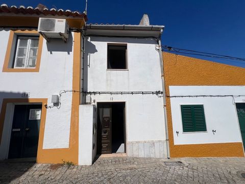 Nous vous présentons une villa charmante et pittoresque dans le village pittoresque de Monforte. Cette propriété allie le charme rustique avec la possibilité de la moderniser à votre goût et de créer ainsi votre refuge paisible pour vivre en permanen...