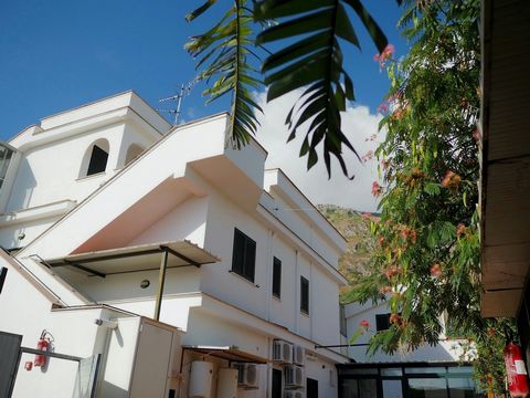 Carini (PA), Via Belgrado Nr. 3 Panoramavilla auf drei Ebenen mit Meerblick, nur wenige Minuten vom internationalen Flughafen Falcone-Borsellino in Palermo, etwa 5 Minuten vom Meer und wenige Schritte von der U-Bahn-Station Piraineto entfernt. Die üb...