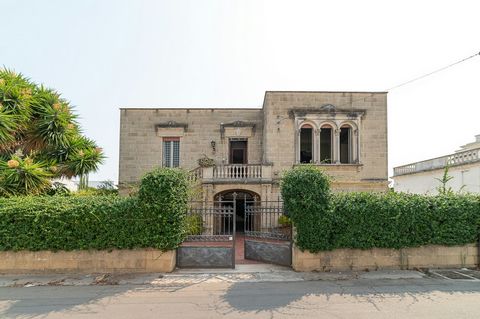 Villa zu verkaufen in Racale APULIEN - SALENTO - LECCE - RACALE Nur wenige Schritte vom historischen Zentrum von Racale und wenige Kilometer von den schönen Yachthäfen am Ionischen Meer entfernt, bieten wir eine historische und prächtige Villa aus de...