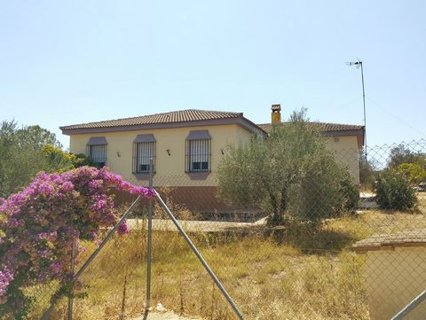 En una ubicación privilegiada, situada en la tranquila urbanización Entrepinos, Hinojos, rodeada de un paisaje natural impresionante, justo en la puerta del Parque Nacional de Doñana, se encuentra esta amplia casa de campo. Con una superficie de 133,...