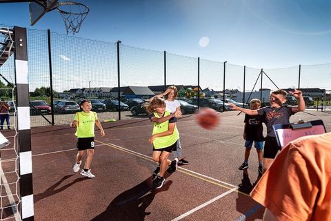 Rodzinny ośrodek wczasowy oferuje zakwaterowanie na wysokim poziomie oraz bogatą infrastrukturę (basen ze zjeżdżalniami, place zabaw, boisko sportowe) zapewniającą udany wypoczynek. Obiekt na bezpiecznym, ogrodzonym terenie, 350 m od plaży. Komfortow...