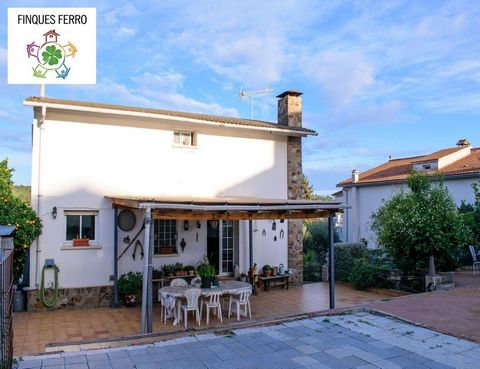 Discover your new home in this charming detached villa in the Can Rovira urbanization of Lliçà d'Amunt! Set on a plot of 585 m², this 195 m² house according to the cadastre, offers a cozy and functional space for the whole family. On the ground floor...