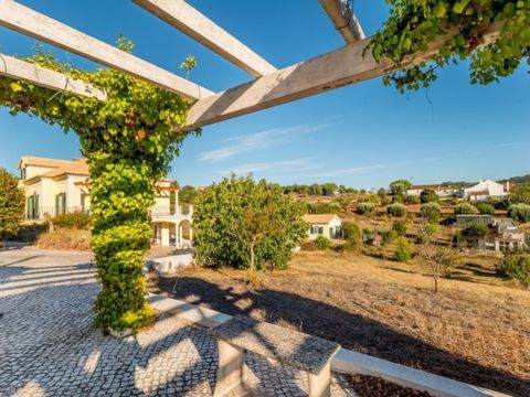 This charming Quinta is ideally located in the heart of the Arrábida Natural Park, on a 5000 m² plot, offering breathtaking views of the entire Serra d'Arrábida mountain range. It is just 10 minutes from the city of Setúbal, 10 minutes from Azeitão, ...