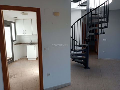 Opportunity in Villafranqueza, Alicante! For sale spacious flat with solarium terrace with 2 bedrooms and 2 bathrooms (one en suite), located in a modern building of 2008 with lift. The property includes parking space and is located in a quiet area, ...