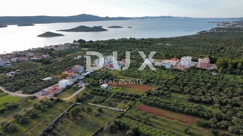 Location: Zadarska županija, Sveti Filip I Jakov, Turanj. BIOGRAD, TURANJ - Baugrundstück mit Meerblick Bauland zum Verkauf in Turanj in der Nähe von Biograd na Moru. Das regelmäßig rechteckige Grundstück mit einer Gesamtfläche von 3383 m2, einer Län...