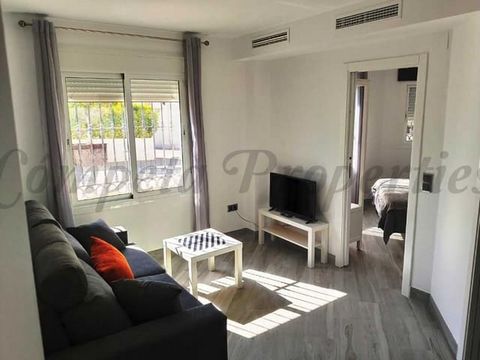 Este elegante y cómodo apartamento de planta baja en el corazón de Nerja ofrece alojamiento totalmente climatizado con Wi-Fi de alta velocidad y acceso a una piscina exterior compartida, ideal para una estancia costera cómoda y agradable. Disponible ...