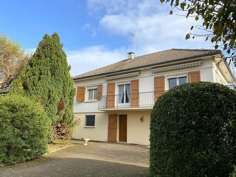 Au cœur d’une impasse paisible, cette maison lumineuse vous invite à profiter d’une belle pièce de vie, baignée de lumière, ouvrant sur un balcon avec vue sur le jardin arboré. Idéale pour les moments de détente en famille ! La cuisine séparée, les t...