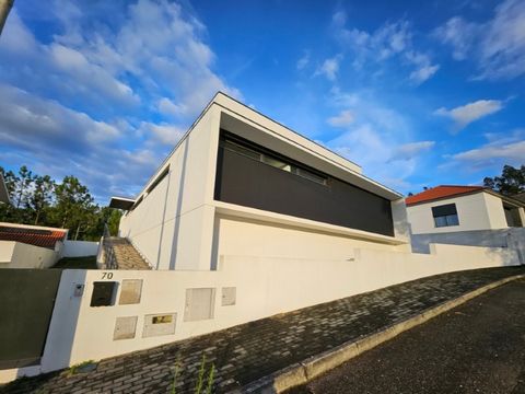 Discover this Modern, Spacious Villa in Monte Real This detached villa boasts a modern design and generous spaces, located in a peaceful neighborhood in Monte Real, just 10 minutes from Vieira Beach. Built in 2010, this property enjoys excellent sun ...