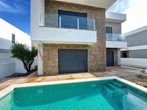 4 BEDROOM VILLA IN AROEIRA have you ever thought about living a stone's throw from Fonte da Telha and the centre of Charneca? East-west orientation Come and see this almost ready-to-live house in Aroeira FLOOR 0: Entrance hall, full bathroom, bedroom...