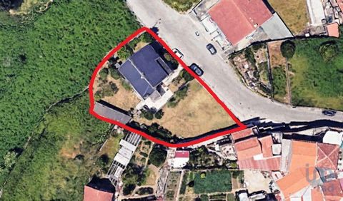 Moradia T3 de dois pisos, inserida num lote de 1.100m2, a poucos minutos do centro de Canelas. No piso superior desenvolve-se a área habitável - Sala, cozinha, três quartos e duas casas de banho - e no piso térreo a garagem ampla, que abrange toda a ...