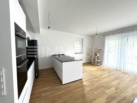 Sie suchen Ihr bezugsfreies Apartment in der Nähe des Tegeler Sees? Die großzügige 120m² Wohnfläche schafft ein helles und offenes Ambiente. Bodentiefe Fenster lassen viel Tageslicht herein und bieten einen harmonischen Übergang zwischen Innen- und A...