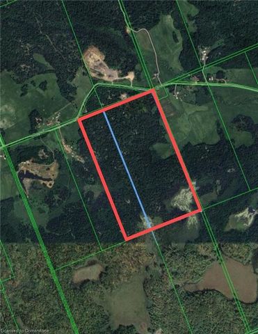 Dit perceel van 150 hectare in Callander, Ontario, biedt een uitgestrekt en schilderachtig landgoed dat ideaal is voor een verscheidenheid aan toepassingen. Het land ligt in een rustige landelijke omgeving en beschikt over een mix van beboste gebiede...