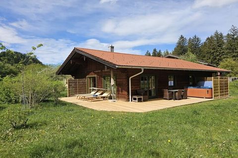 Machen sie es zu Ihrem Refugium! Außen rustikale Almhütte, empfängt Sie innen zeitlose Eleganz mit traditionellen Elementen. Schlafzimmer mit hochwertigen Boxspringbetten für besten Schlafkomfort. Eine kleine Sitzecke schafft Rückzugsraum. Dazu das g...