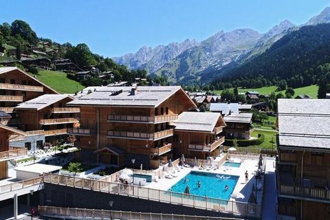 Cette propriété, idéalement située à seulement 5 minutes du village de La Clusaz, offre des prestations haut de gamme pour un séjour confortable en montagne. La résidence accueille jusqu'à six personnes dans son appartement 3 pièces supérieur, qui co...