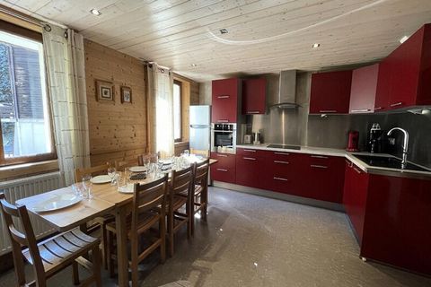 GENTIANES appart. 1 - LA CLUSAZ 8 Personen. / 68 m2 / 5 Zimmer klassifiziert 3*** NN / 1. Etage / Süd / WLAN inklusive Zentral gelegene Wohnung, Baujahr 1953, 2013 komplett renoviert, in einer Residenz mit 10 Wohnungen. In der Nähe von Lebensmittelge...