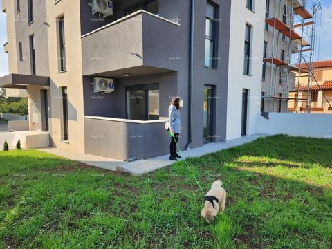 Neues Projekt im Bau, Medulin! Die Wohnung A, 40,93 m2 (Nettofläche 38,72 m2), befindet sich im Erdgeschoss des Gebäudes B. Die Wohnung besteht aus einem Wohnzimmer mit Küche und Esszimmer, 1 Schlafzimmer, einem Badezimmer und einer Terrasse. Die Woh...