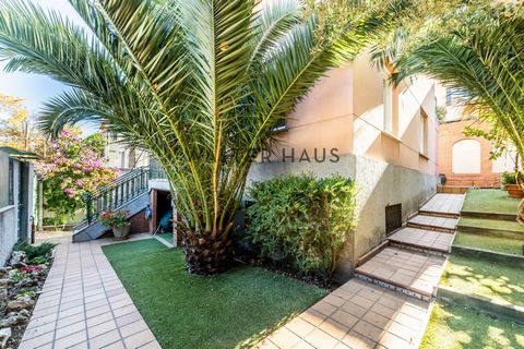 This exclusive independent villa of 209 m² built, distributed over four floors, offers an unparalleled lifestyle. With ample spaces to update to your liking, this property has a distribution that guarantees functionality and comfort on each level, as...