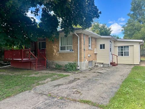 Recently renovated 2+2 bedroom bungalow with separate side entrance to a lower level in-law set up. Plus an additional bachelor unit. Lots of potential for investors, multi generational living or as a mortgage helper. Fenced backyard with large lot i...