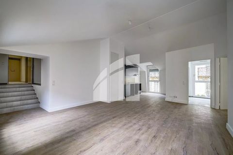 3P rénové de 68m² Situé au 3e et dernier étage avec ascenseur d'un bel immeuble entièrement réhabilité entre l'avenue Jean Médecin et le quartier de la libération, cet appartement se compose comme suit : un grand séjour ouvert sur une cuisine équipée...