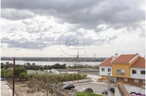 T3 with river view I present you this t3 located in the council of Barreiro in Praceta dos 7 portals. This property is inserted in a 3rd floor building, belonging to the rch of the building. The property has an area of 75m2. As soon as we enter the p...