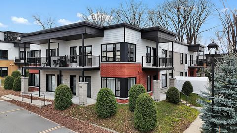 Au centre-ville de Rimouski, joli condominium construit en 2013 et situé au rez-de-chaussée du bâtiment. 2 chambres, 1 salle de bain complète, cuisine avec îlot et comptoirs en quartz, walk-in dans la chambre principale, salle de lavage, beaucoup d'e...