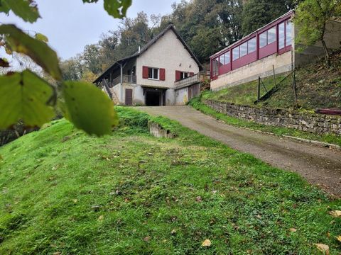 Nichée en pleine nature, cette confortable maison située sur la paisible commune de Quinçay, à quelques minutes de toutes les commodités, vous offrira le calme et la sérénité. Elle se compose ainsi : - En rdc : un couloir desservant un vaste salon/ s...