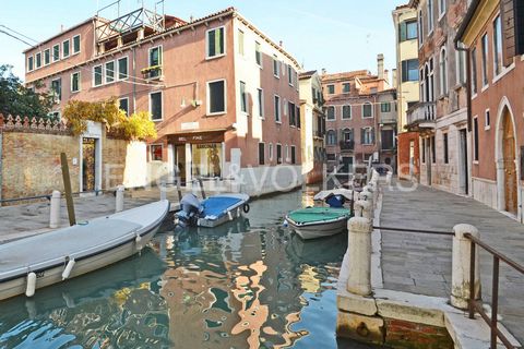 Posizione: Dorsoduro, Venezia Dopo San Marco, il sestiere di Dorsoduro è quello dove più si concentrano musei importanti, tra cui ricordiamo: la Galleria dell'Accademia, la Collezione Peggy Guggenheim, Palazzo Venier dei Leoni, il museo Punta della D...