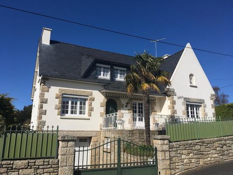 ERQUY. We fell in love with this pretty, bright neo-Breton house of 191 m2 of living space, facing south, in the immediate vicinity of the shops and the beach in the center. The ground floor is habitable on one level and comprises: an entrance, a fit...