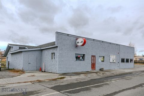 Live, Work & Earn All IN ONE Location! This property offers high visibility for your business with prime highway frontage. Perfect for retail, service oriented business or office space. Live in comfort with separate living quarters attached to store ...