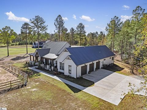 Are you looking to get out of town into a luxury hobby farm, and not have to get out of town? Bring your family, bring your friends, bring your fur friends, and get ready for a life of enjoyment... This newly built, luxury hobby farm located less tha...