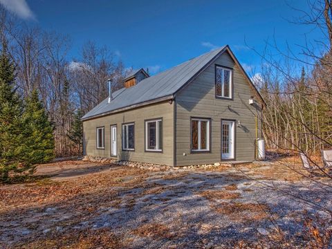 Magnificent maple grove located on a lot of nearly 27 arpents. Located in an agricultural zone, it offers 30' wide access to the public road and the land boundaries are clearly identified. The sugar shack, built in 2019, measures 20' x 44' and includ...