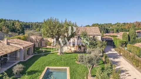 This charming stone farmhouse, ideally located in the heart of Paradou, offers an exceptional living environment with its beautiful features and landscaped garden of 1885 m2. Enjoy a heated 10x4-meter swimming pool with roller shutter, surrounded by ...