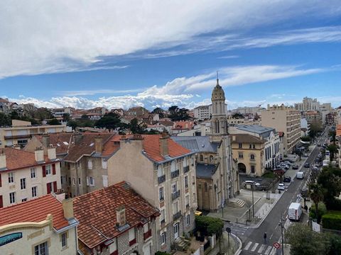 Emplacement fabuleux Avenue de la Reine Victoria à Biarritz - à 500 mètres à pied de la Grande Plage. Appartement T3 traversant entièrement rénové. Grand appartement T3 /T4 de 85m2 avec garage. Il se situe au 6ème étage avec ascenseur d'une résidence...