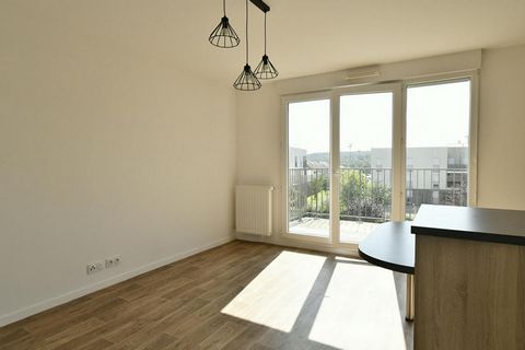 Découvrez cet élégant appartement F2 de 43 m², idéalement situé au 2? étage d'une résidence moderne construite en 2018. Vous y profiterez d'un calme absolu et d'une vue dégagée sur la cour, avec un accès facilité par un ascenseur. A seulement 400 mèt...