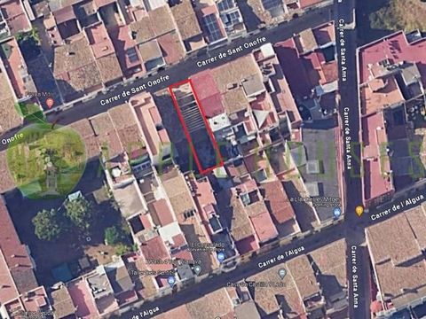 Exclusive plot of 108 m² in the centre of Vilanova i la Geltrú, ideal for individuals with the intention of carrying out their single-family home project, as well as investors and developers. Located on a quiet street and easily accessible by car, th...