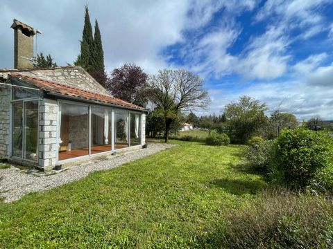 Saint-Alban Auriolles, petite maison 3 pièces de 60m2 environ de surface habitable. au milieu d'un terrain arboré de 1500m2 environ sans vis-à-vis. Maison de plain pied disposant d'une cuisine aménagée, d'une chambre avec salle d'eau antennate, d'un ...