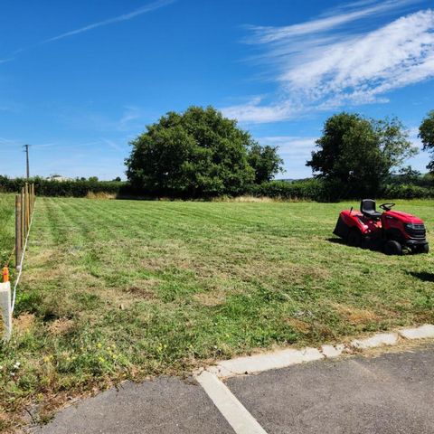 Proche de la Chataigneraie et de la Tardiere, sur la commune de la Loge-Fougereuse. Je vous propose cette belle parcelle de terrain de 1512 m² dont 580 m² constructibles. Terrain viabilisé, accès tout à l'égout. Un permis de construire a été accepté ...