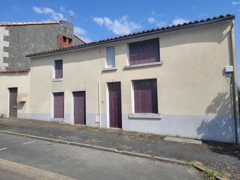 Centre bourg de Pissotte, Cette maison à rafraichir comporte au rez de chaussée, entrée, 1 chambre, cuisine, salle de bains, Wc. A l'étage, 3 chambres et toilettes. Petite dépendance, grand garage pouvant accueillir un camping-car, jardin sur un terr...