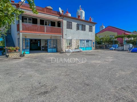 Location: Istarska županija, Buje, Buje. Istria, Buie È in vendita una casa indipendente a Buie con 2 appartamenti e 2 uffici. La casa si estende su piano terra e primo piano e la superficie della casa è di 350 m2. Ci sono 2 spazi commerciali al pian...