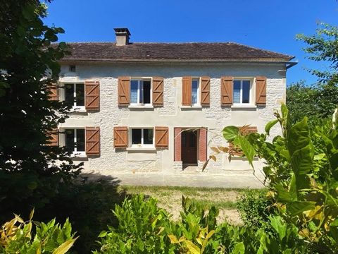 Maxime MINOLA vous propose cette maison de maitre dans un hameau de charme très calme et sans nuisance. Cette maison en pierre se compose au rez de chaussé d'un grand salon ( cheminée chauffage polyflam ) d'une cuisine, d'une chambre avec salle d'eau...