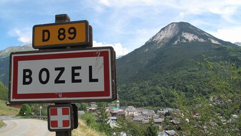 Secteur BOZEL. Venez découvrir cette ancienne grange authentique, partiellement rénovée, offrant une surface totale de 205 m2, dont actuellement 81,46 m2 habitables. La maison bénéficie d'une belle vue dégagée sur Courchevel et d'une terrasse orienté...