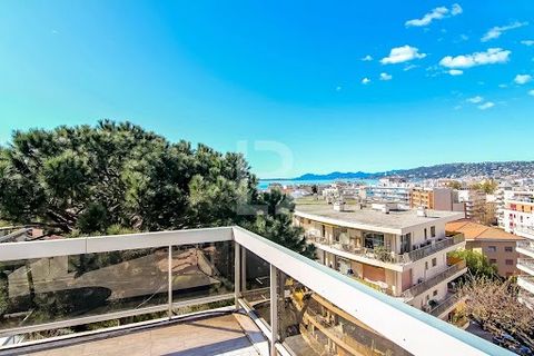 In the heart of La Rostagne, in a guard-gated residence with grounds and swimming pool, spacious flat with a magnificent terrace of over 50 m2, south-west facing. You'll enjoy lovely, uninterrupted views of the hills and the sea. The flat comprises a...