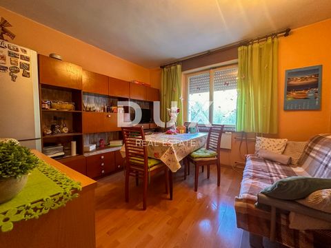 Location: Primorsko-goranska županija, Rijeka, Gornja Vežica. RIJEKA, GORNJA VEŽICA - OCCASIONE 2BR, 51m2, balcone Offriamo un appartamento di 2BR situato al 4° piano di un edificio pulito e più piccolo in una posizione estremamente ricercata ed è id...