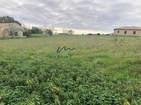 Dans un village, avec école et commerce, l'agence Martine-immo vous propose un terrain à bâtir, non viabilisé, mais avec les réseaux à proximité (eau, edf, fibre ). Terrain plat et cadastré pour une superficie de 1300 m2 Les informations sur les risq...