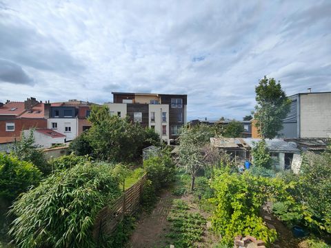 Située à Lille (59000), cette maison de cité est nichée au cœur du quartier Saint Maurice Pellevoisin, à seulement 15 minutes de marche des arrêts de Tramway Buisson et de métro Mons Sart. Ce quartier dynamique offre un cadre de vie agréable, avec de...