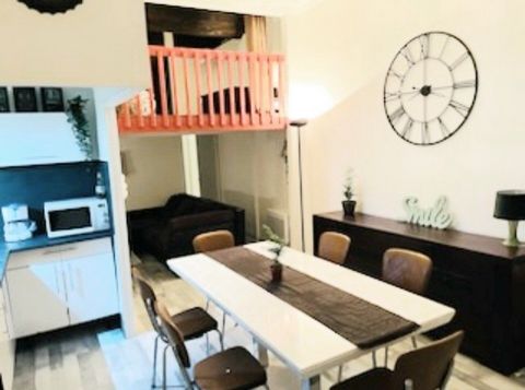 This T3 apartment of 54 m2 on the ground floor, located in the city center, 2 steps from the Sète flea market, the Halles, the market and the shops, It consists of a beautiful living room of 25 m2 with its open kitchen, a very cozy lounge area, a bea...