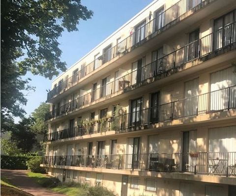 DANS RESIDENCE FERMEE, APPATEMENT T4/5 avec cave et parking privatif; Comperenant entrée dégagements avec placards cuisine équipée,, séjour double donnant sur Balcon, 3 chambres (4ème chambre possible),, salle de bain, wc,... cave et parking privatif...