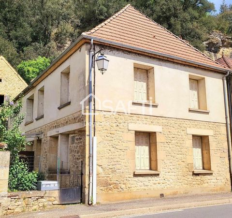 Ensemble immobilier idéal pour investisseurs, situé au cœur du village de Groléjac, à proximité des commodités. Ce bien rare se compose de deux maisons indépendantes et de dépendances, offrant un fort potentiel pour des projets locatifs ou résidentie...