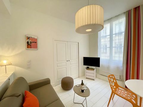 Cet appartement de 40 m2 se situe rue du Faubourg saint Honoré , à quelques mètres du Palais de l'Elysée et de la place de le Concorde. L'immeuble est de très grand standing comme le sont souvent les appartements Haussmannien du 8e arrondissement de ...